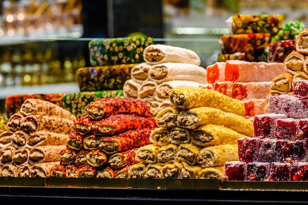 Delicias turcas y diferentes dulces a la venta en el bazar de Turquía