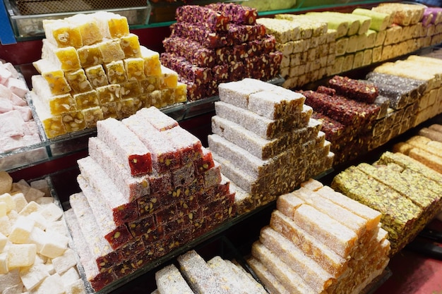 Delicias turcas dulces tradicionales vendidas en el mercado