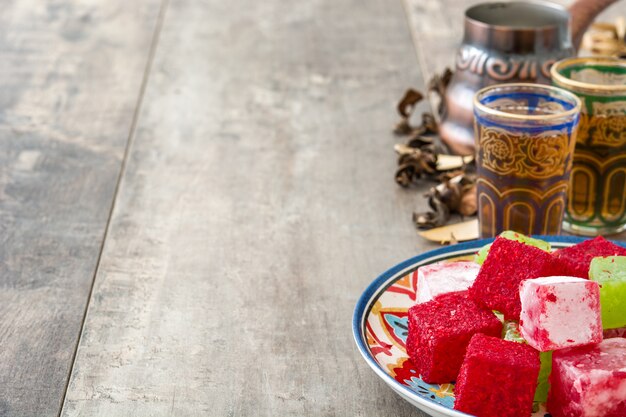 Delícias turcas em uma mesa de madeira