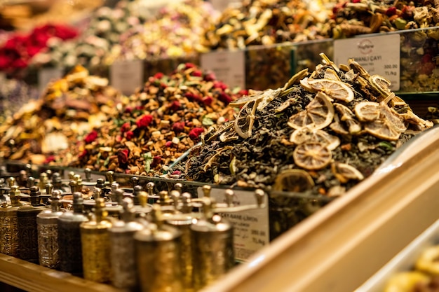 Delicias turcas locales y té en el mercado del Gran Bazar