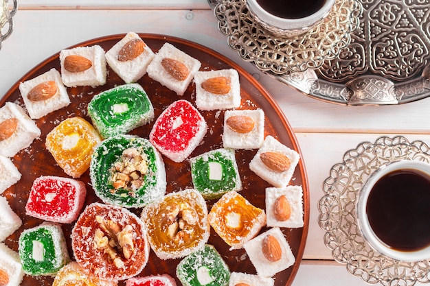 Delicias turcas en una mesa de madera