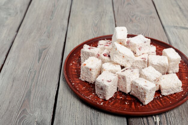 Delicias turcas en una mesa de madera.