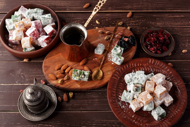 Delicias turcas en una mesa de madera.