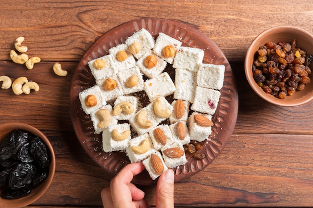 Delicias turcas en una mesa de madera.