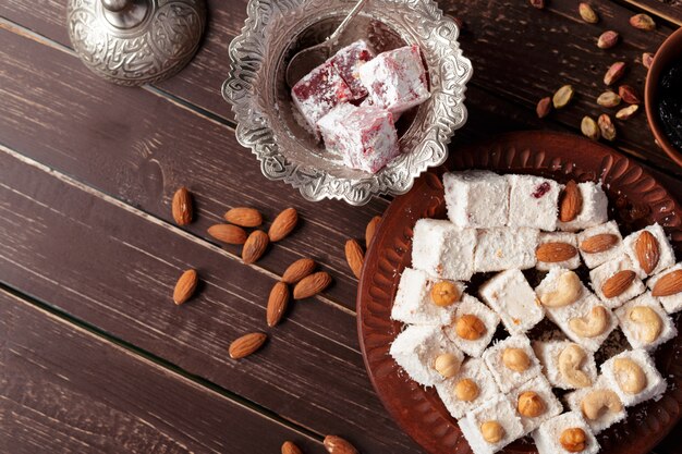 Delicias turcas en una mesa de madera.