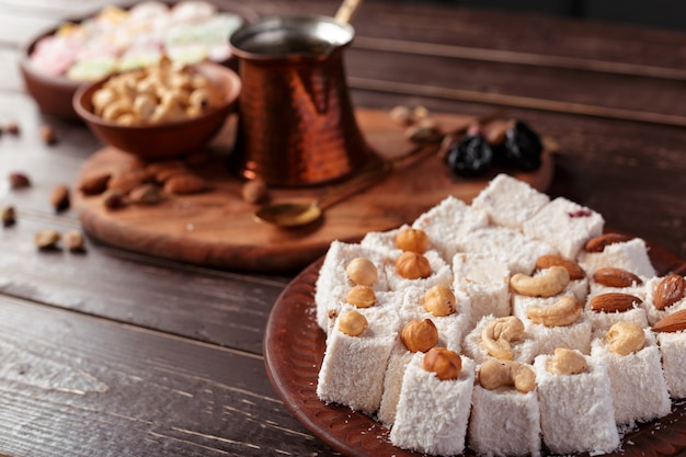 Delicias turcas en una mesa de madera.