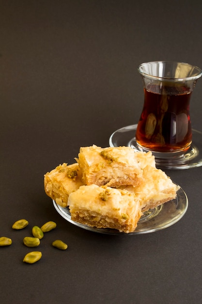 Delicias turcas y té sobre fondo negro