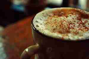 Foto delicie-se com a felicidade cremosa do café au lait xícara de café quente com foamy latte art perfect