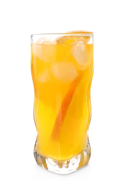 Deliciosa água com gás laranja com fatia de fruta no fundo branco