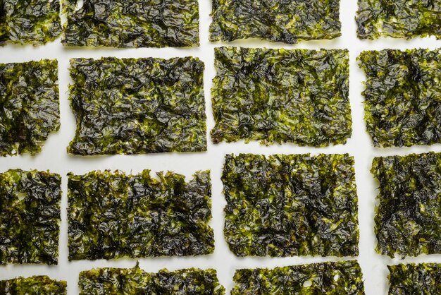 Deliciosa alga nori aislado sobre un fondo blanco.