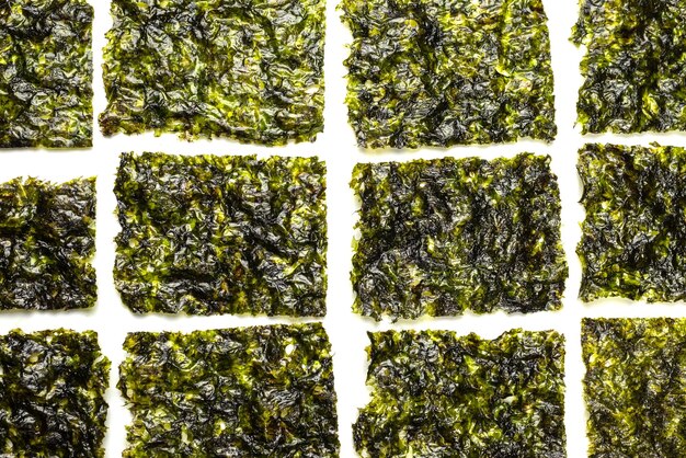 Deliciosa alga nori aislado sobre un fondo blanco.