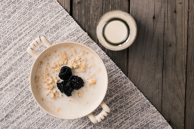 Foto deliciosa avena fresca nutritiva y saludable en mantel individual sobre la mesa de madera