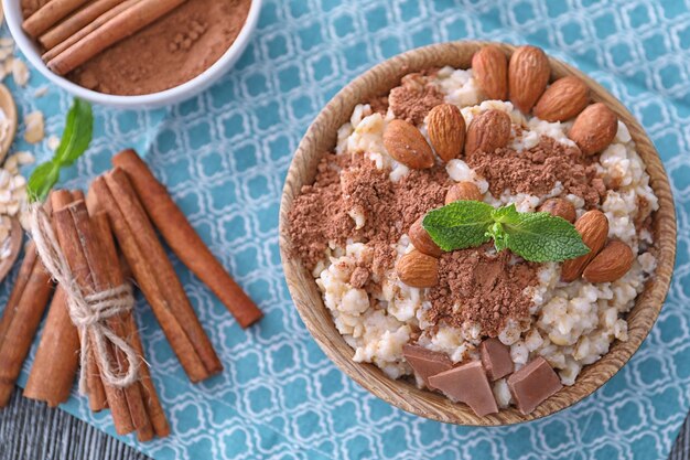 Deliciosa avena en un tazón para el desayuno en la mesa