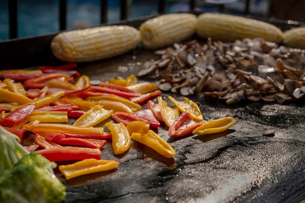 Foto deliciosa barbacoa recién asada, verduras coloridas a la parrilla, cena para la familia