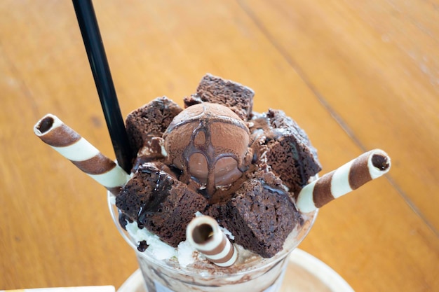 Deliciosa bebida de frappe de brownie de chocolate