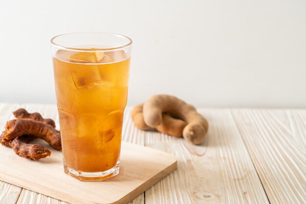 Deliciosa bebida doce com suco de tamarindo e cubo de gelo - estilo de bebida saudável