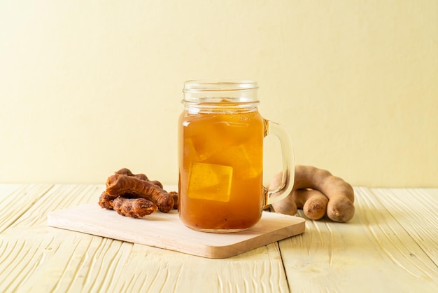 Deliciosa bebida doce com suco de tamarindo e cubo de gelo