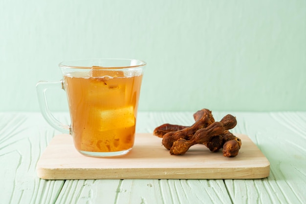 Deliciosa bebida doce com suco de tamarindo e cubo de gelo