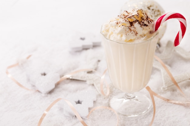 Deliciosa bebida doce em vidro na neve