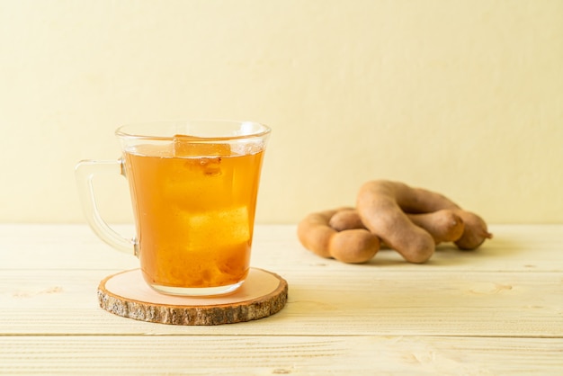 Deliciosa bebida doce, suco de tamarindo e cubo de gelo - estilo de bebida saudável