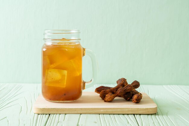 Deliciosa bebida doce, suco de tamarindo e cubo de gelo - estilo de bebida saudável