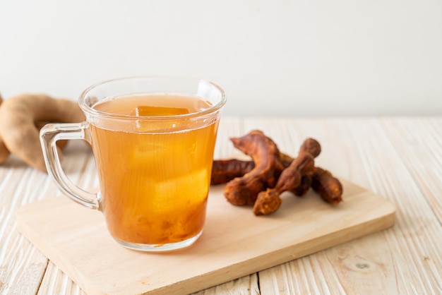 Deliciosa bebida doce, suco de tamarindo e cubo de gelo - estilo de bebida saudável