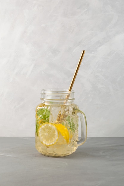 Deliciosa bebida energética con limón, miel, sal marina y menta Refrescante cóctel de verano