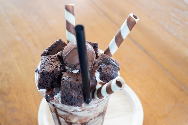 Deliciosa bebida frappe de brownie de chocolate