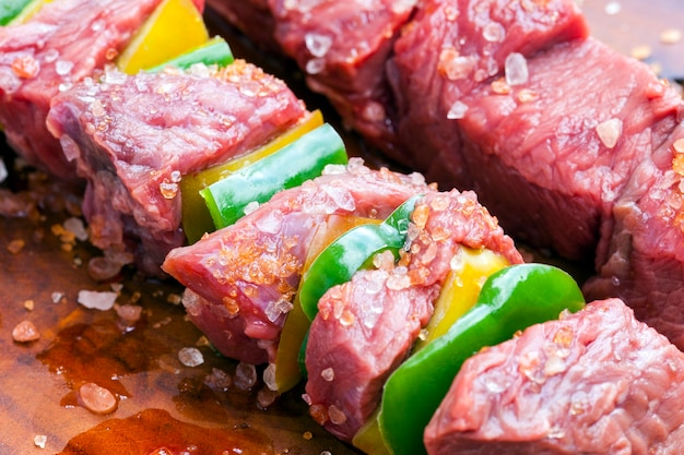 Deliciosa brocheta de carne cruda, ternera