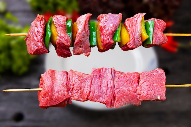 Deliciosa brocheta de carne cruda