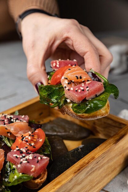 deliciosa bruschetta con atún y salmón