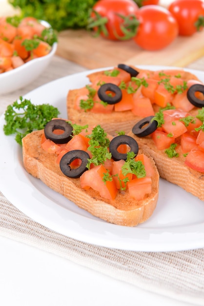 Deliciosa bruschetta com tomate no prato na mesa closeup