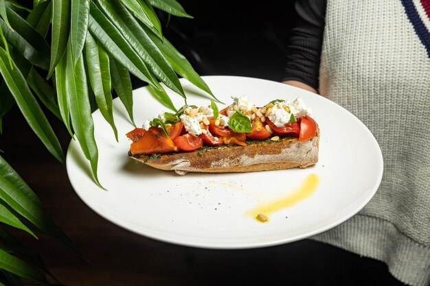 deliciosa bruschetta con queso, carne, verduras en un restaurante