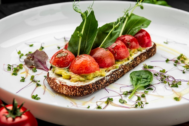 Deliciosa bruschetta con queso crema salsa gluacomoli y tomates cherry