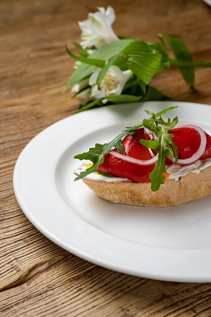 deliciosa bruschetta con queso y pimienta al horno