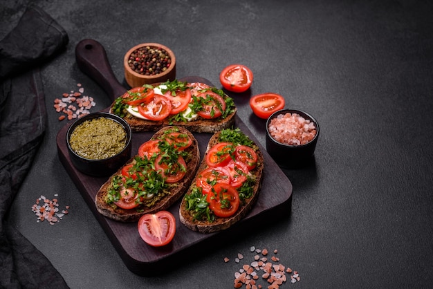 Deliciosa bruschetta con tomate mozzarella albahaca especias y hierbas