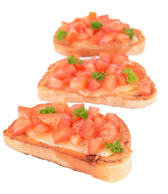 Deliciosa bruschetta con tomates aislado en blanco