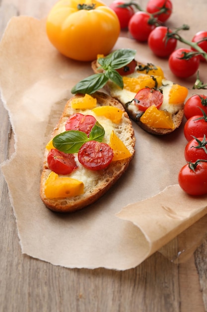 Deliciosa bruschetta con tomates en la mesa de madera antigua