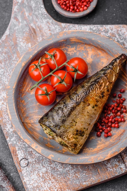 Deliciosa caballa del océano a la parrilla con sal, especias y hierbas