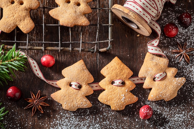 Deliciosa cadena de galletas de jengibre para el árbol de Navidad