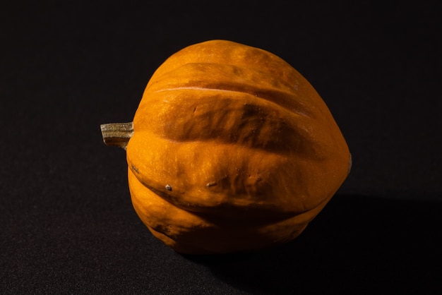 Una deliciosa calabaza amarilla fresca.