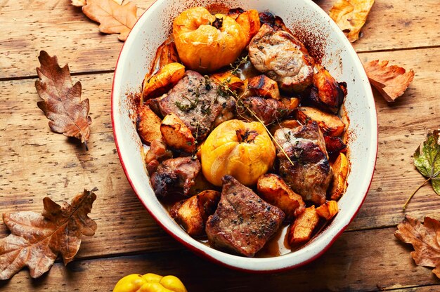 Deliciosa carne cozida com marmelo aromático na assadeira