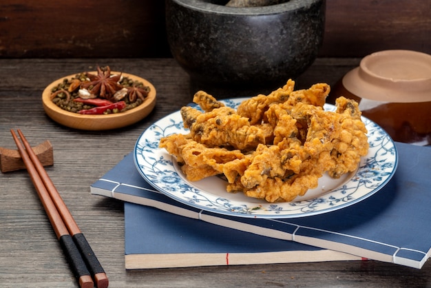 Deliciosa carne crocante frita, tradicional petisco chinês