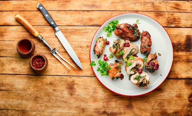 Deliciosa carne de peru recheada com frutas vermelhas e espinafre. Rolinho de carne de frango