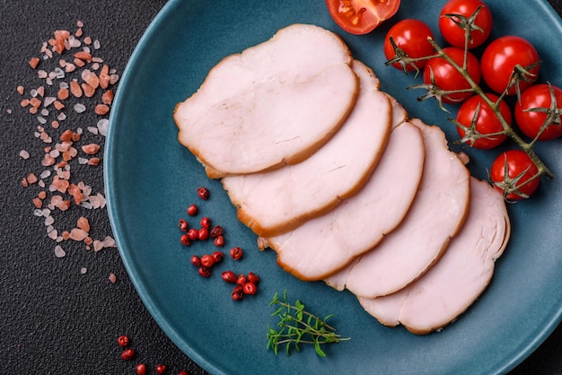 Deliciosa carne de porco ou de frango fumada com especiarias salgadas e ervas