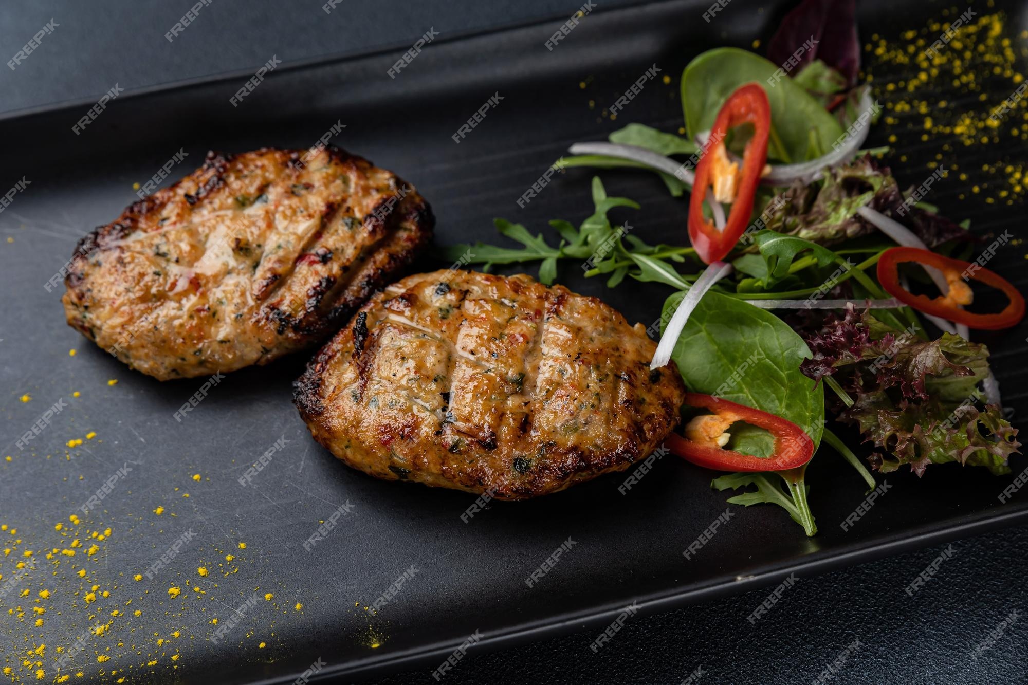 A Garçonete Do Restaurante Traz Um Prato Delicioso Com Bife Para a Mesa  Foto de Stock - Imagem de jogo, carne: 273523240