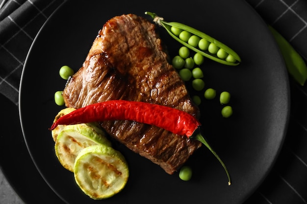 Deliciosa carne frita con salsa y verduras en plato