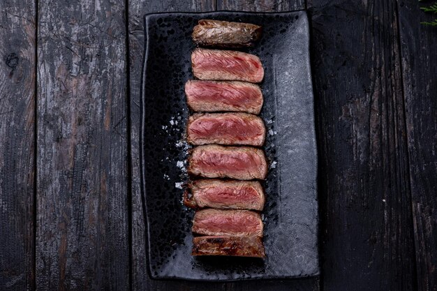 Deliciosa carne marmorizada sobre um fundo escuro Fechar