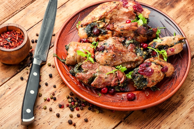 Deliciosa carne de pavo rellena con bayas y espinacas.Rollo de carne de ave.