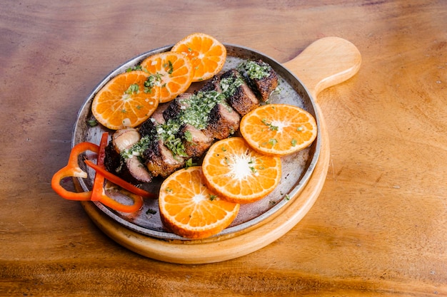 Deliciosa carne preparada e pronta para comer